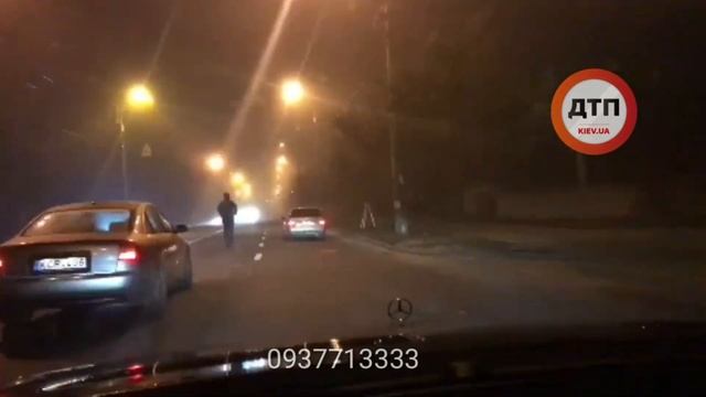 Киев. Рано утром мужчина просто едет в левом ряду на гироскутере. Кто это с точки зрения пдд? Вел,