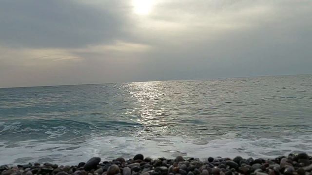 МОРСКОЙ РЕЛАКС С НЕОЖИДАННЫМ КОНЦОМ #абхазия #пицунда #море #релакс #шумморя #волны #неожиданность смотреть онлайн
