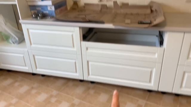 РУМ ТУР ПО НОВОЙ КУХНЕ?? • СБОРКА КУХОННОГО ГАРНИТУРА • ROOM TOUR • Taisia S смотреть онлайн
