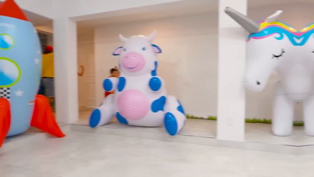 Chris a transformé la maison en parc de trampolines ! смотреть онлайн