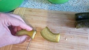 Крабовье или салат из крабовых палочек с соленым огурцом. Вкусно и быстро.