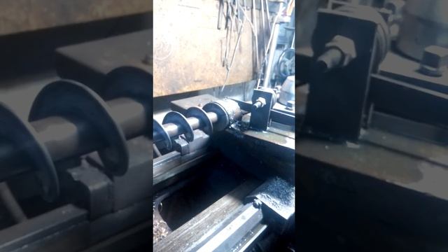 Навивка реборди шнека на токарному станку смотреть онлайн