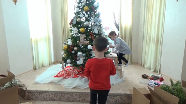 Катя наряжает игрушками новогоднюю ёлку и декорируем дом Decorating New Year Tree смотреть онлайн