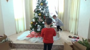 Катя наряжает игрушками новогоднюю ёлку и декорируем дом Decorating New Year Tree