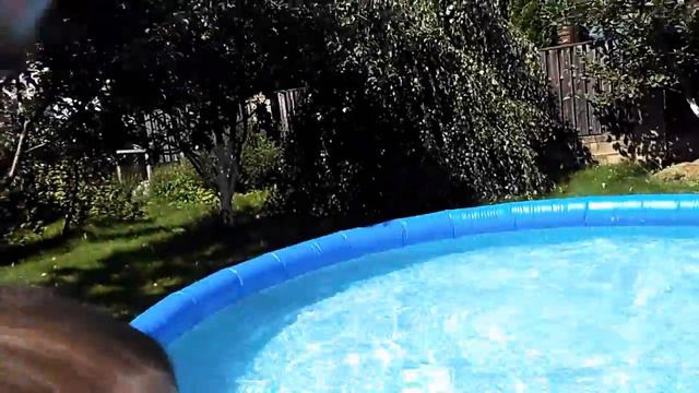Дианка плавает в надувном бассейне первый раз за лето_ наконец-то вода прогрелась 🌅🌅🌅 смотреть онлайн