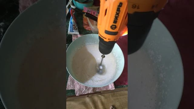 Замешиваем тесто шуруповертом) удобно) смотреть онлайн