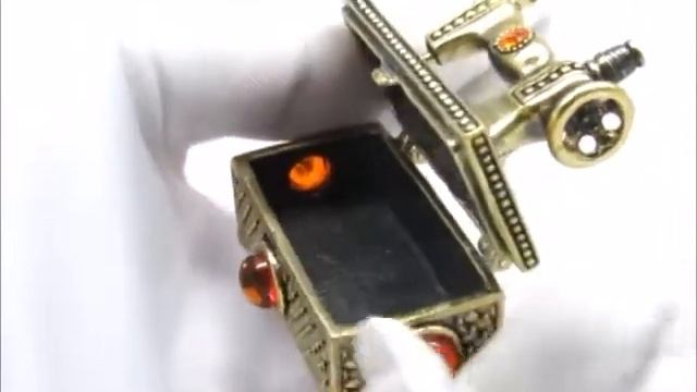 Игольница Швейная машинка на сундуке янтарь бронза 2323 смотреть онлайн