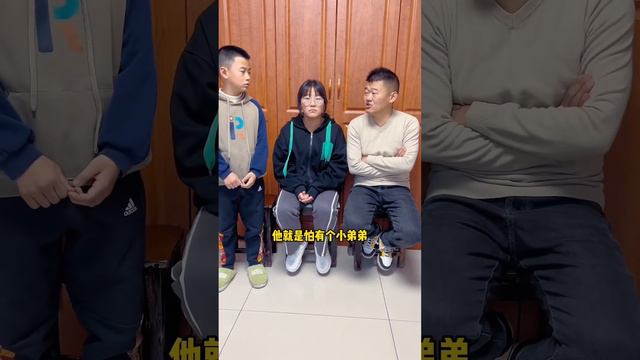 老爸竟然還有「傳家寶」？ 弟弟抱著奶奶說不想上學，老爸這一招讓弟弟體驗社會的險惡！【快樂父子】