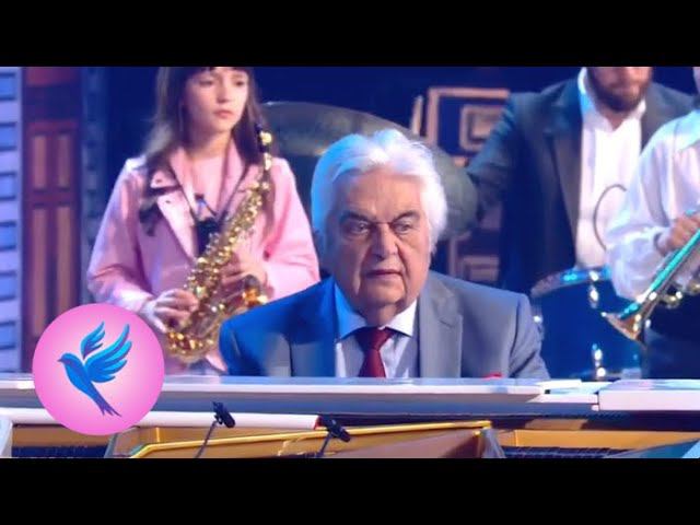 Бьют часы на старой башне. Музыка Евгения Крылатова