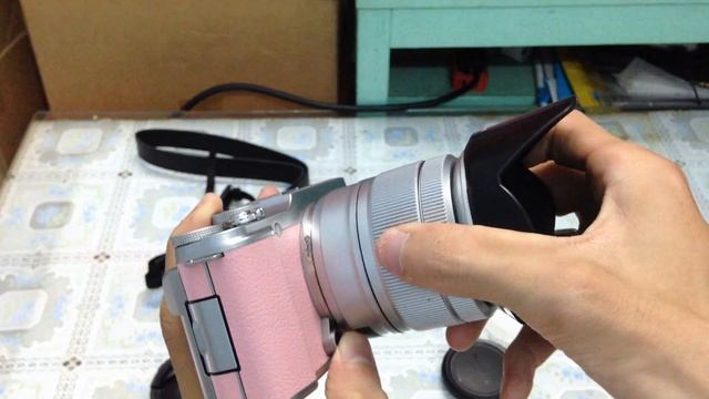 Trên tay Fujifilm X-A2 màu hồng - Thiết kế classic, màn hình lật 175 độ, kèm ống kính 16-50mm смотреть онлайн