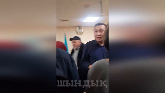 Сам полковник полиции забирает гражданского активиста в тюрьму. Астана 02.11.19. смотреть онлайн