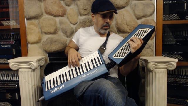 2336 - Blue Baldoni Midi Accord Keytar Accordion 41 120 $1195 смотреть онлайн
