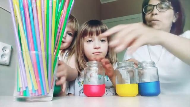 Игра на сортировку цветов. Баночки и трубочки смотреть онлайн