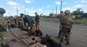 Новые кадры сдачи в плен «Азова», которые ранее были заблокированы на территории «Азовстали»
