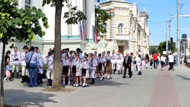 Национальный костюм Молдовы на детишках смотреть онлайн