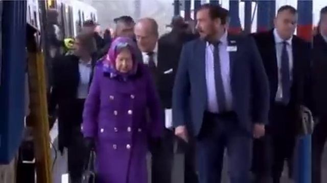 Королева Великобритании приехала на дачу. На обычной электричке! смотреть онлайн