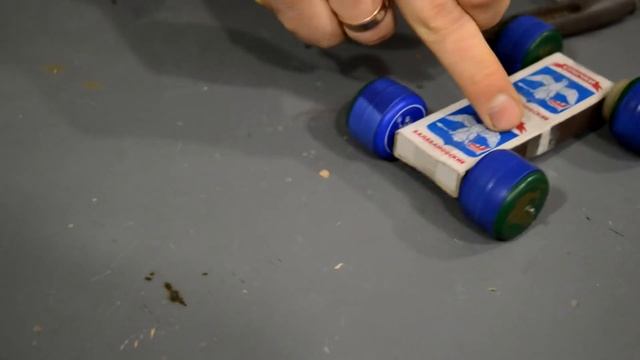 Как сделать ПРОСТУЮ МАШИНКУ с моторчиком из СПИЧЕЧНЫХ КОРОБОК // Мастерская Online #4 смотреть онлайн