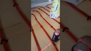 теплый водяной пол, установка маяков на пеноплекс, установка демпферная лента