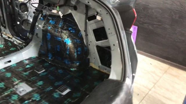 Geely Tugella, сделал почти полную вибро- шумку машины, использовал облегченные шви материалы СГМ смотреть онлайн