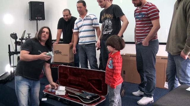 Unboxing Ibanez Universe 777 por Airton Mann смотреть онлайн