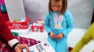 Дети еле поделили самые необычные и крутые подарки на Рождество