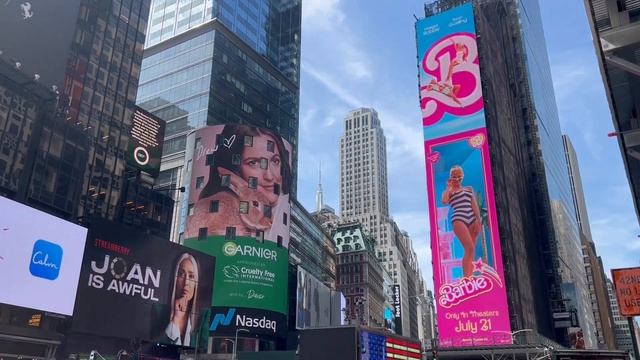 Barbie Movie Ad in Times Square (June, 2023) смотреть онлайн