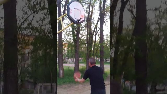 Не может попасть в баскетбольную корзину АХАХА смотреть онлайн