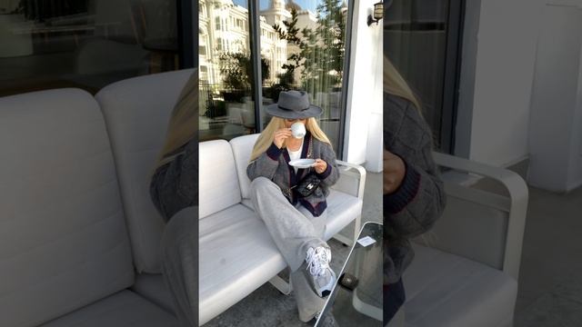 Стильный образ на весну в серых тонах со шляпой. Модный образ с кроссовками #newbalance смотреть онлайн