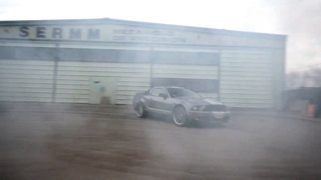 Mustang GT 500 - Massive burnout, drift and insane noise ! смотреть онлайн