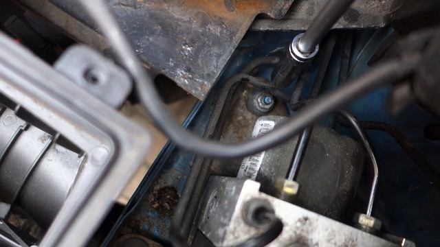 Peugeot 206 ABS pump replacement - Part 1: Removal смотреть онлайн