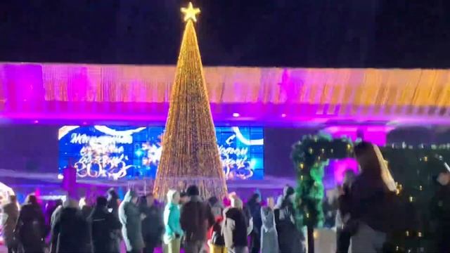 VLOGMAS 5 – Празднование Нового года на площади им. Абая ????? смотреть онлайн