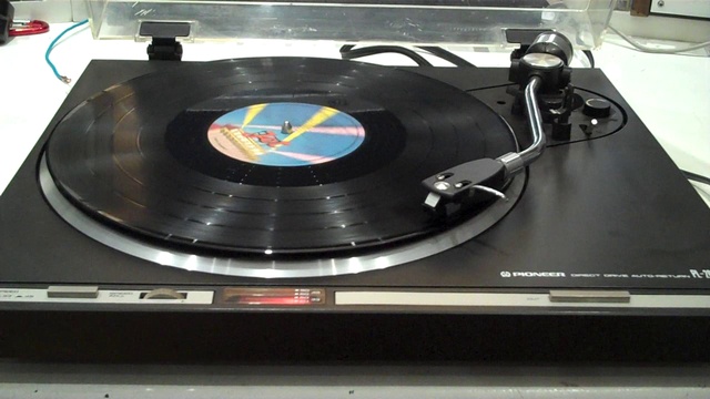 Pioneer PL200 X Direct Drive Turntable Demonstration 