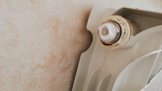 Как спустить воздух с батареи отопления ? Холодные батареи, как решить. смотреть онлайн