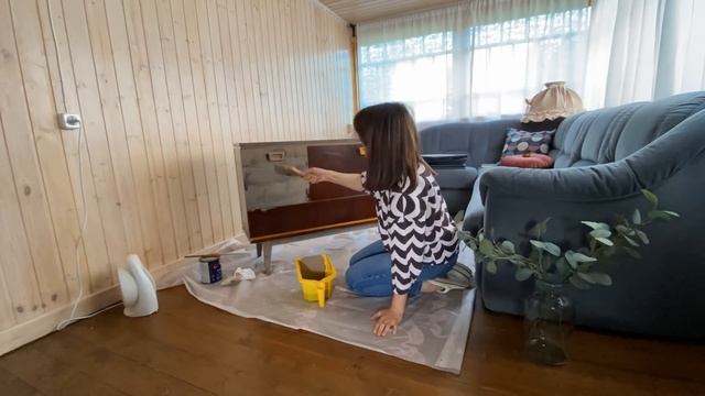 Перекраска старой тумбы, первые гости и полочка для туалетной бумаги / Дашина дача 2021: выпуск 3 смотреть онлайн