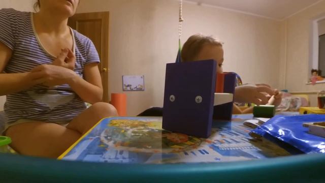 Игра с молоточком и гвоздиками - развитие крупной моторики, координации, изучение цветов