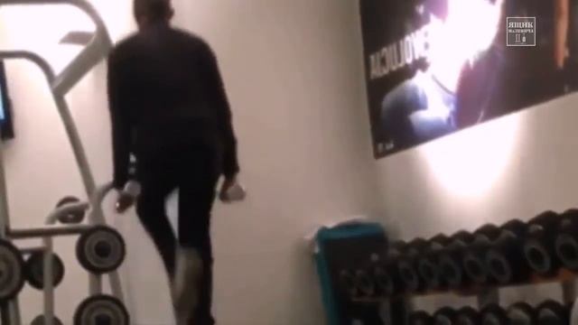 Обама и гантели. President Obama Working Out In A Polish Gym