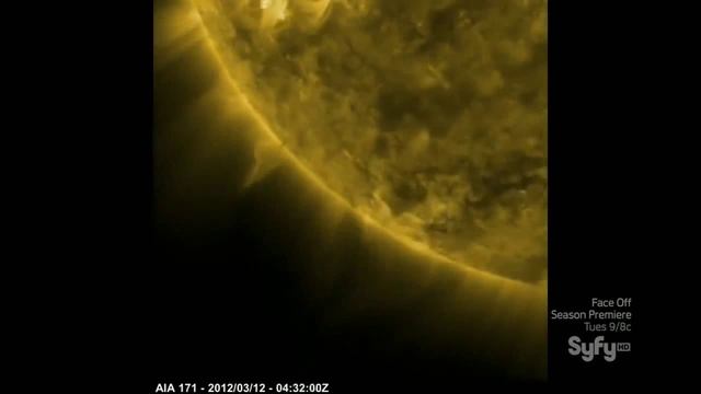 НЛО, размером с Землю, извлекает плазму с поверхности солнца и быстро улетает. смотреть онлайн