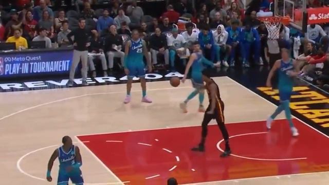 Trae Young insane no-look assist to De’Andre Hunter for the jam! смотреть онлайн
