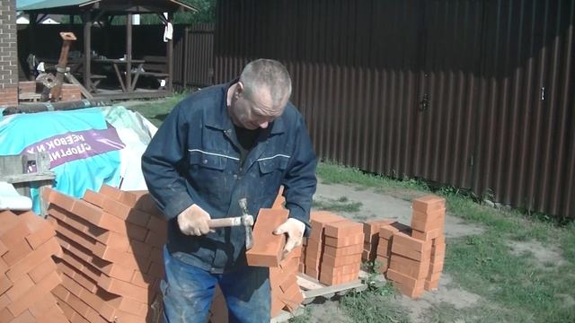 Как правильно колоть ломать кирпич молотком-кирочкой.