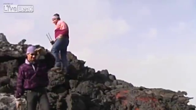 Ходит по раскаленной лаве смотреть онлайн