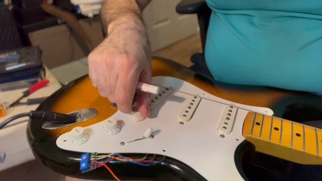 Bucking the Stratocaster Hum! смотреть онлайн