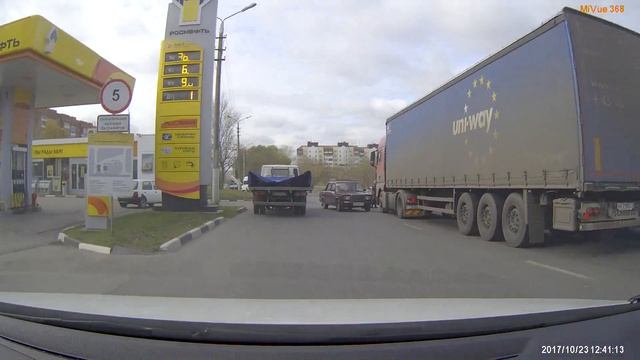 Бабушка на встречке въехала в фуру в Туле (23.10.2017) смотреть онлайн