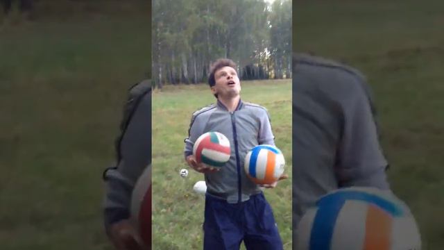 Жонглирование тремя футбольными мячами смотреть онлайн