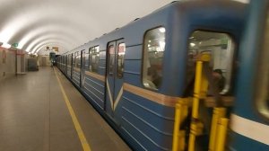Отправление метропоезда со станции Площадь Ленина, Санкт-Петербург