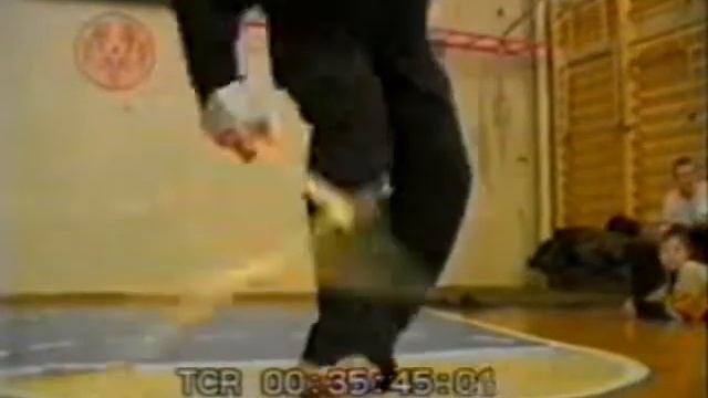 Рукопашный бой: разрушение палки о голень