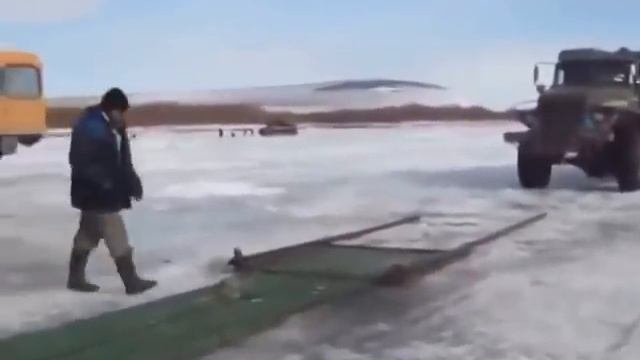 Вот это настоящая зимняя рыбалка! Рыбу пришлось Уралом вытаскивать из проруби! смотреть онлайн