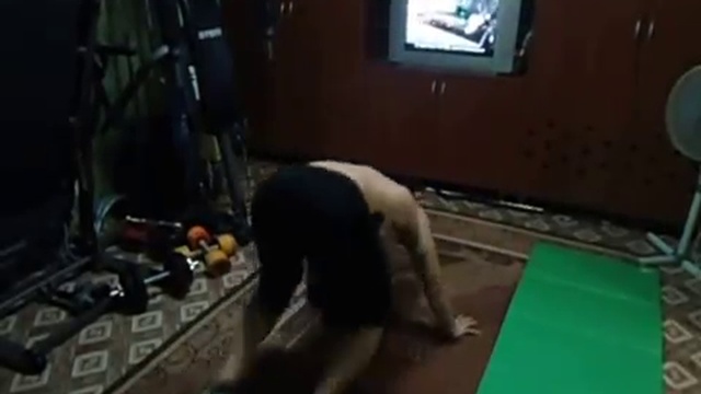 КРОССФИТ В ОДНОЙ КОМНАТЕ 1 смотреть онлайн