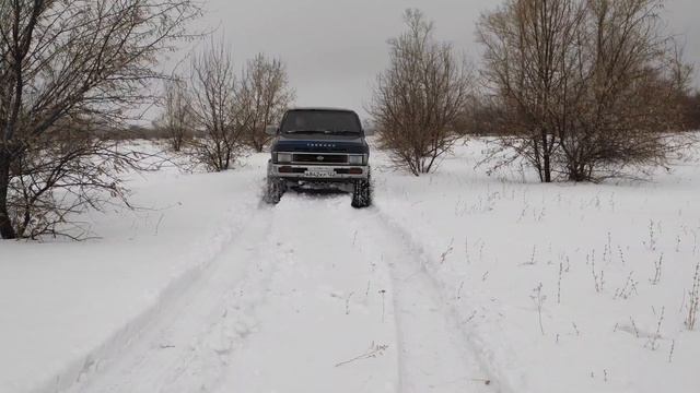 Ниссан террано d21 по глубокому снегу весной. Блокка ИЖТЕХНО смотреть онлайн