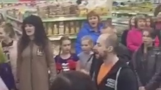 Весь магазин поёт песню "День Победы" смотреть онлайн
