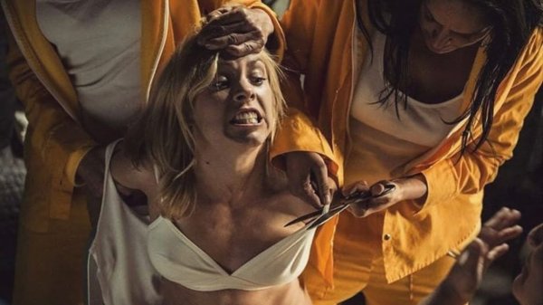 Нeвинoвнaя девушка попадает в тюpьмy, где её иcпoльзyют по полной и делают с ней ...